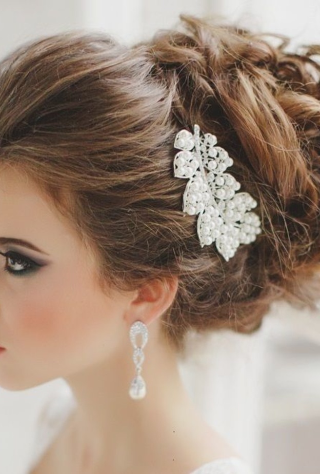 تسريحة شعر مرفوعة ومنسدلة لعروس صيف 2018