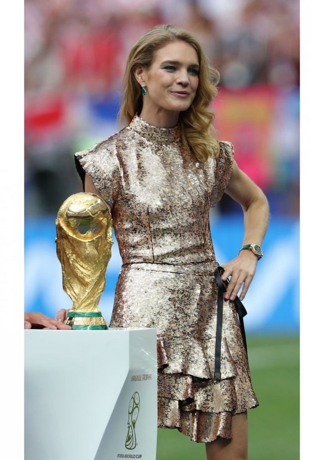 ناتاليا اختارت اكسسوارات ناعمة لاكمال اطلالتها بدءا من حذاء لويس فويتون ومجوهرات شوبارد