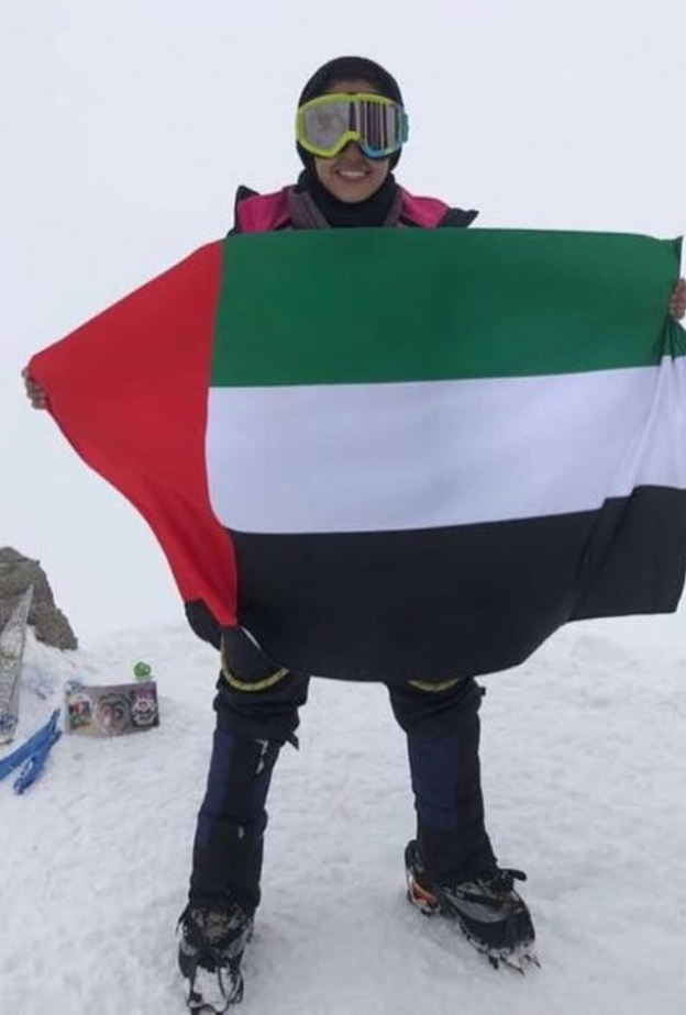 طبيبات إماراتيات يرفعن علم الامارات فوق أعلى قمة في أوروبا