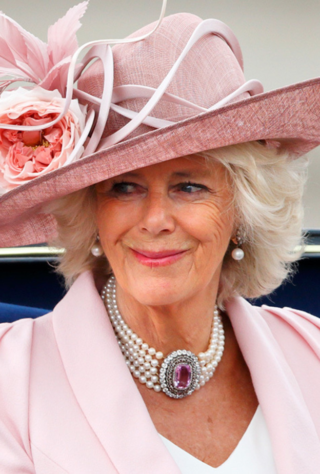  كاميلا ترتدي أقراط ألامبرا من فان كليف أند أربلز