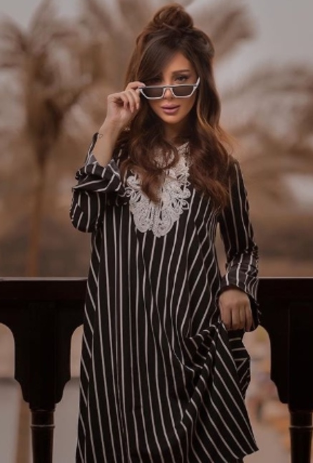 البلايزر الأسود في كلاسيكية بسمة بوسيل