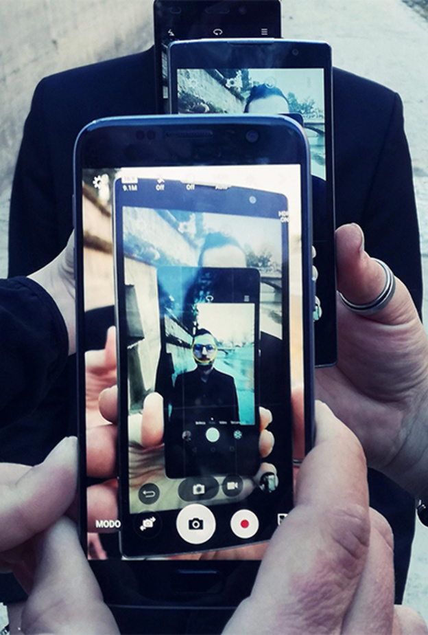 أكثر من نصف سكان السعودية والإمارات يلتقطون صور الـ "سيلفي" يوميا!