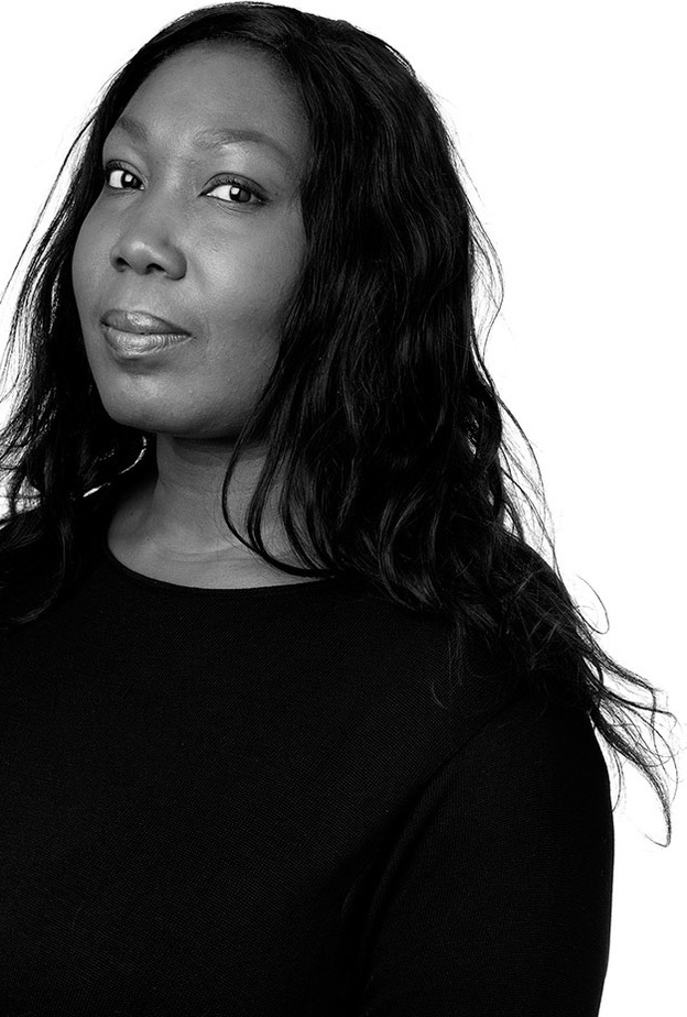  حذاء ميتاليكي جريء وجذاب