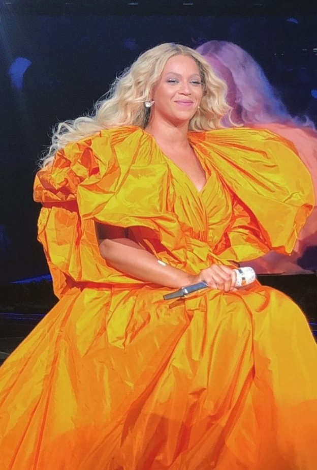 الفستان تميّز بلونه الاصفر الجريء وبقماش التافتا اضافة الى الكشاكش 