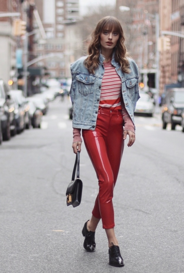 اختاري الأحمر على بنطلون من الجلد الأحمر لاطلالة شبابية