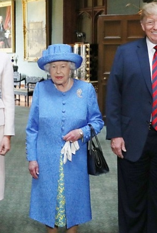 هل استخدمت ملكة بريطانيا إطلالاتها للسخرية من ترامب