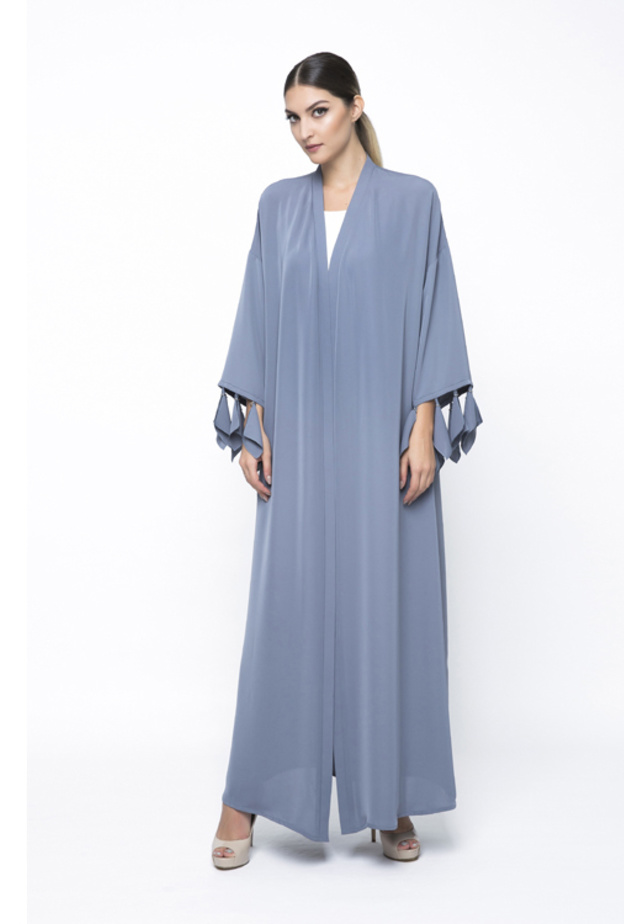 عباية مميّزة وملفتة بقصّة الأكمام من تصميم تاء مربوطة