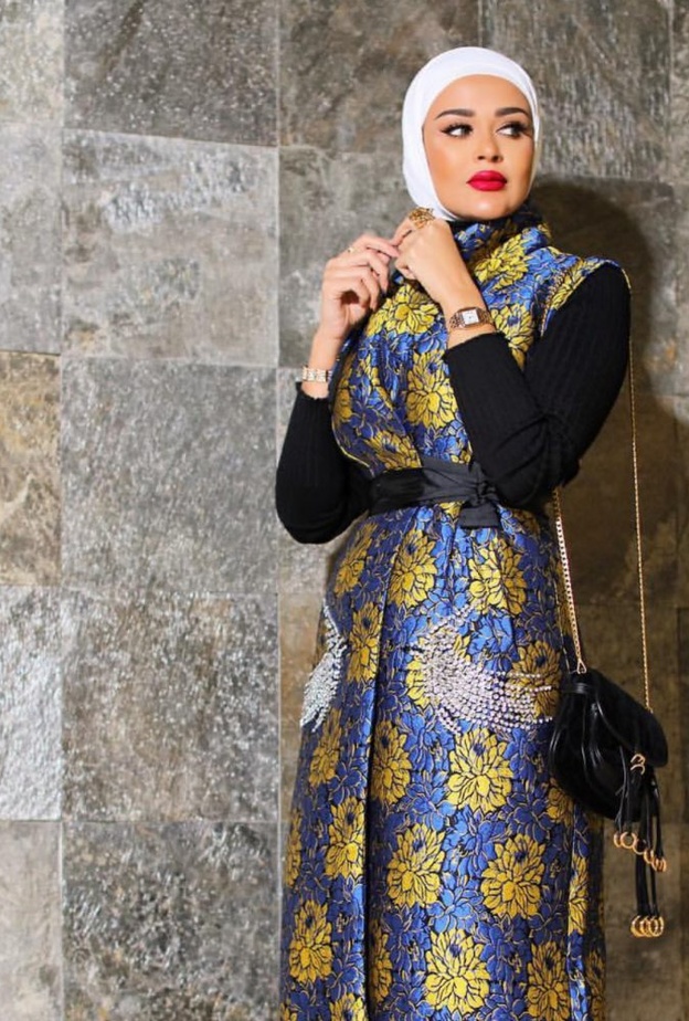 موضة الكارديجان للمحجبات مع حبيبات اللؤلؤ من وحي دلال الدوب