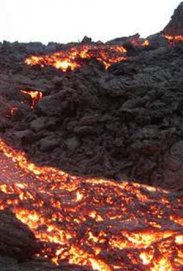  قنبلة حمم بركانية تضرب سفينة سياحية