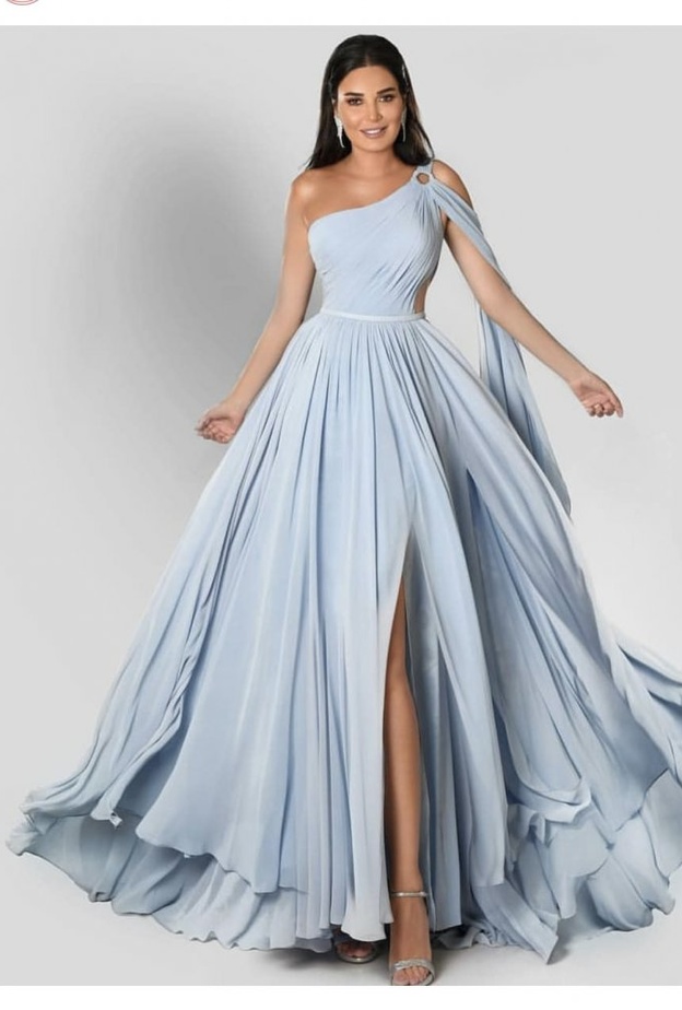 فستان من الساتان الحريري من THE ROW بقصة الظهر المفتوح