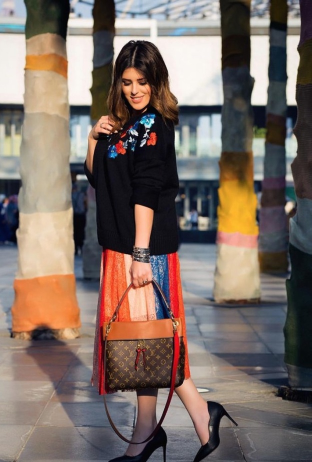 العروس نور الشيخ بفستان أبيض بجانب عريسها خالد الشاعر خلال عقد قرانهما أمس