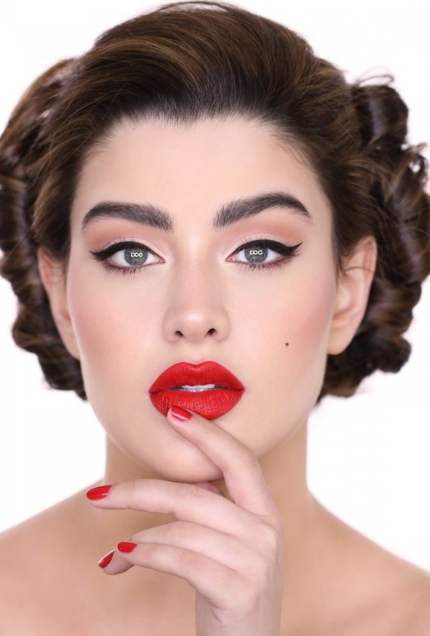 مكياج مشرق وقوي بأسلوب روان بن حسين