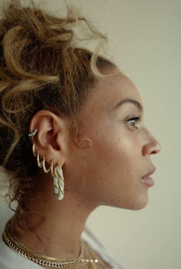  صيحة الأقراط المتعددة من كايلي جينر