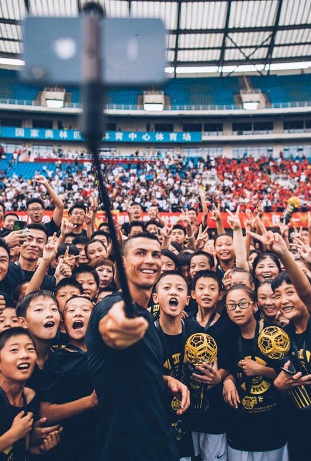 سيلفي جماعي على يد كريستيانو رونالدو مع جمهوره في بكين