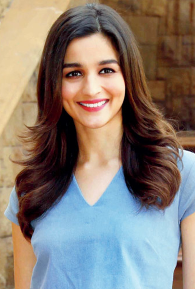 عليا بهات تنشر صورة في خميس الذكريات