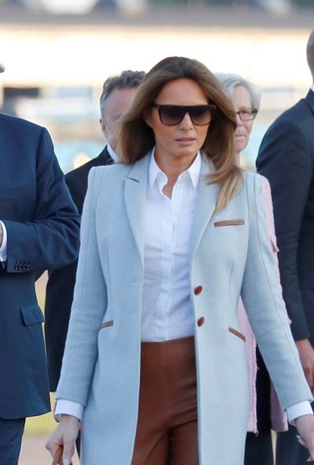 ميلانيا ترامب ‏‎ Melania Trumpبمعطف أصفر حمل توقيع غوتشي ‏Gucci في روسيا