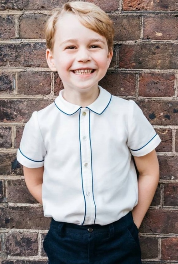 الأمير جورج يبتسم بسعادة في الصورة الرسمية لعيد ميلاده الخامس