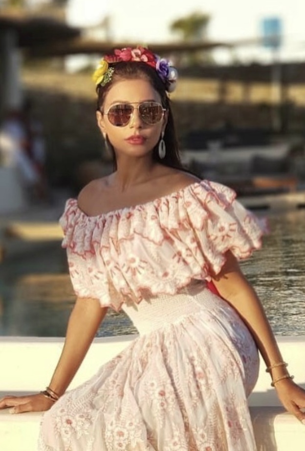 فستان صيفي بموضة الكشكاش والاكتاف المكشوفة