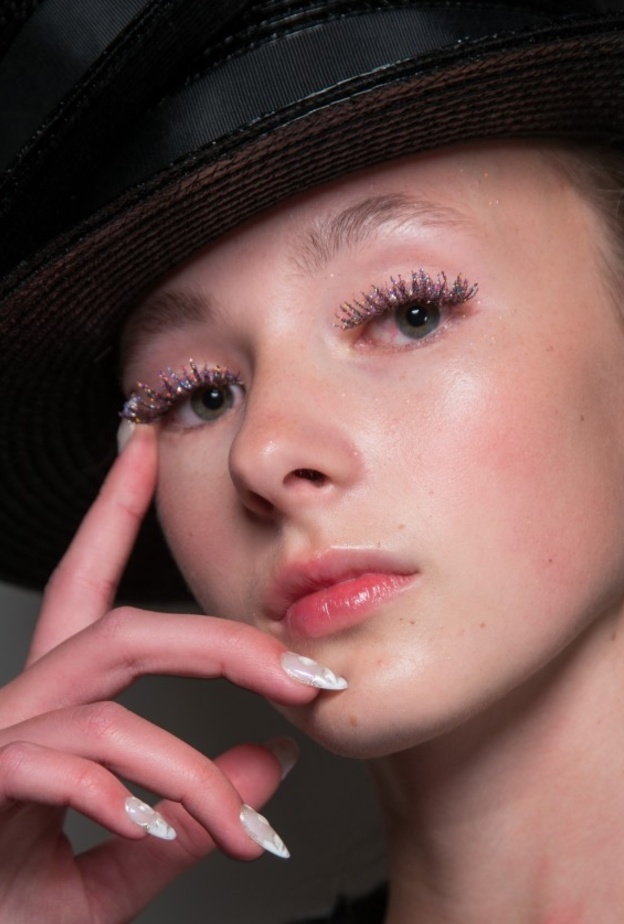 ماسكارا ملونة وبنفسجية بتدرجات براقة من Ryan Lo