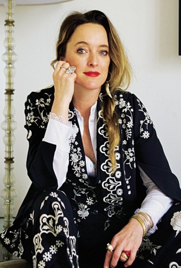 حصدت اليس خلال حياتها المهنية ألقاباً عدة ابرزها أفضل مصممة شابة للعام 2004