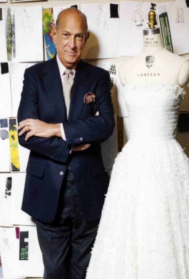 فستان ملكي وزهري اختارته Jackie Kennedy من اوسكار دي لارنتا ‏Oscar De La Renta