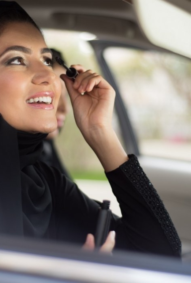 12 سلوكاً تضع السائقة ضمن نمط القيادة الخاطئة