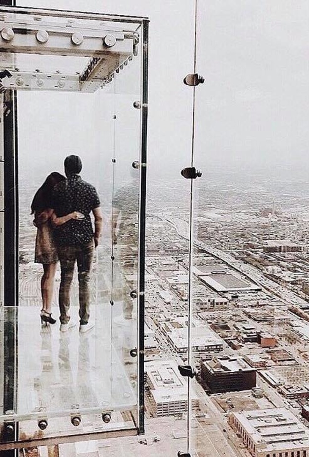 متعة التجول بالباص خلال شهر العسل في شيكاغو