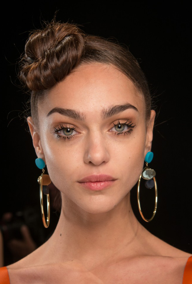 تسريحات شعر الكعكة المنخفضة مع الضفائر بأسلوب John Paul Ataker