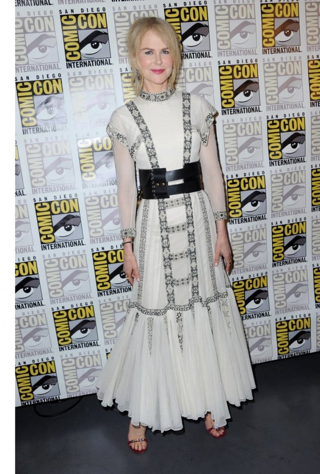 نيكول اختارت ماكياج عيون سموكي واللون الأحمر لشفاهها