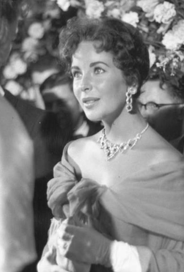 تاج الأميرة شارلين The Diamond Foam Tiara