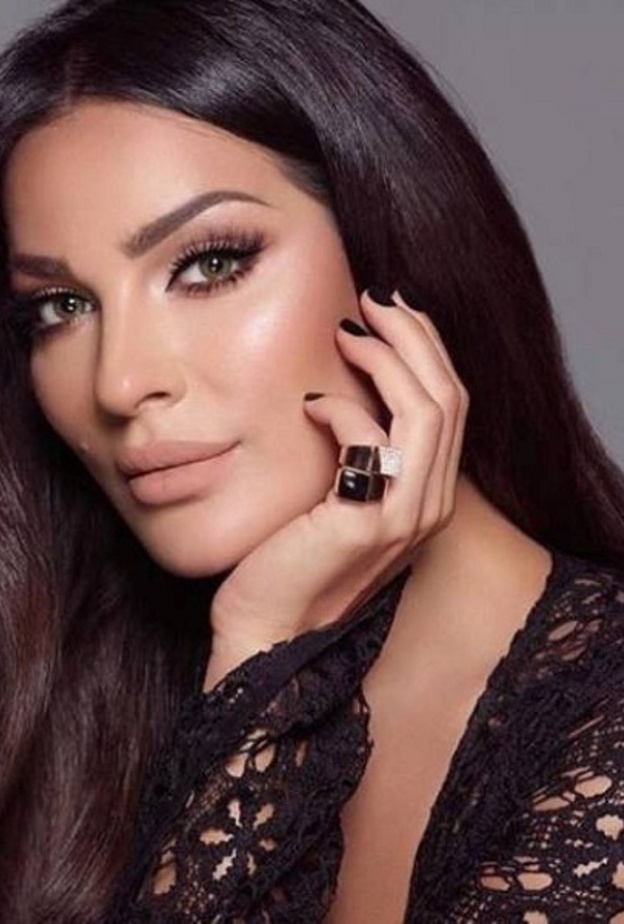 النجمة نادين نجيم تتميز بملامحها الجميلة البارزة