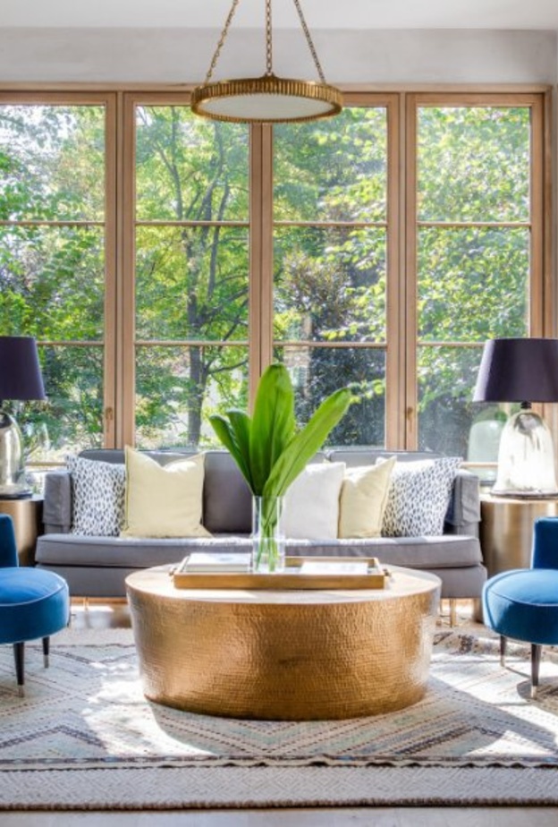 شقة مودرن تتألق ضمن واجهات زجاجية عريضة