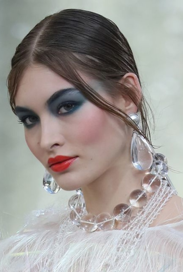 اختاري أحمر شفاه بلون زاهي وجميل كالبرتقالي