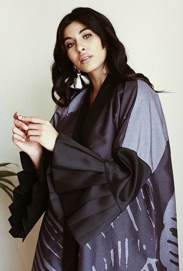  تصميم عباية باكمام واسعة وطيات عريضة من The Esthetics