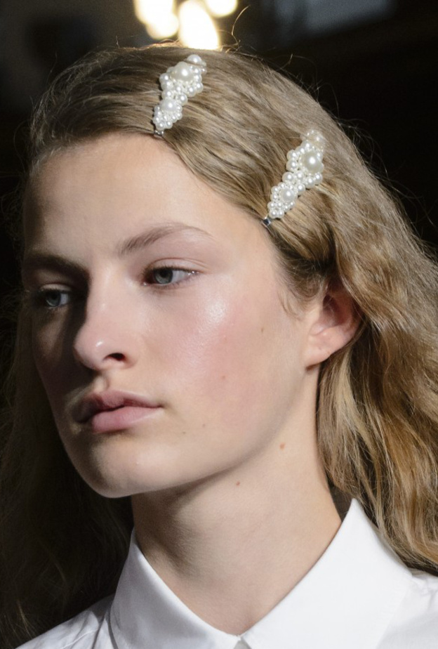 تسريحات شعر جانبية مع دبابيس اللؤلؤ في عرض سيمون روشا Simone Rocha