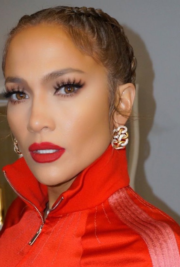 جولة بالصور على مجوهرات جينيفر لوبيز في عيد ميلادها الـ 49