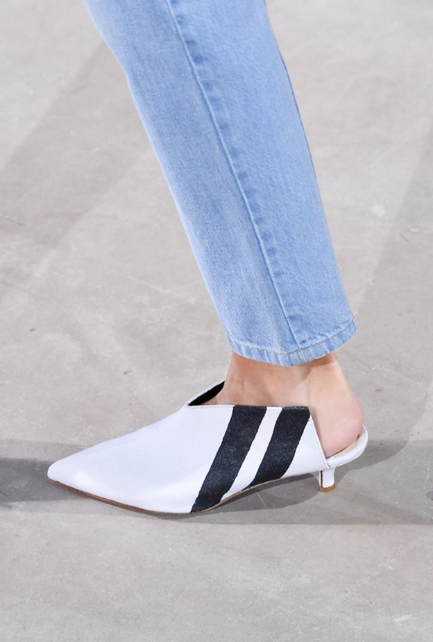 أحذية كلاسيكية من Prada لا يجب ارتداؤها مع الجينز