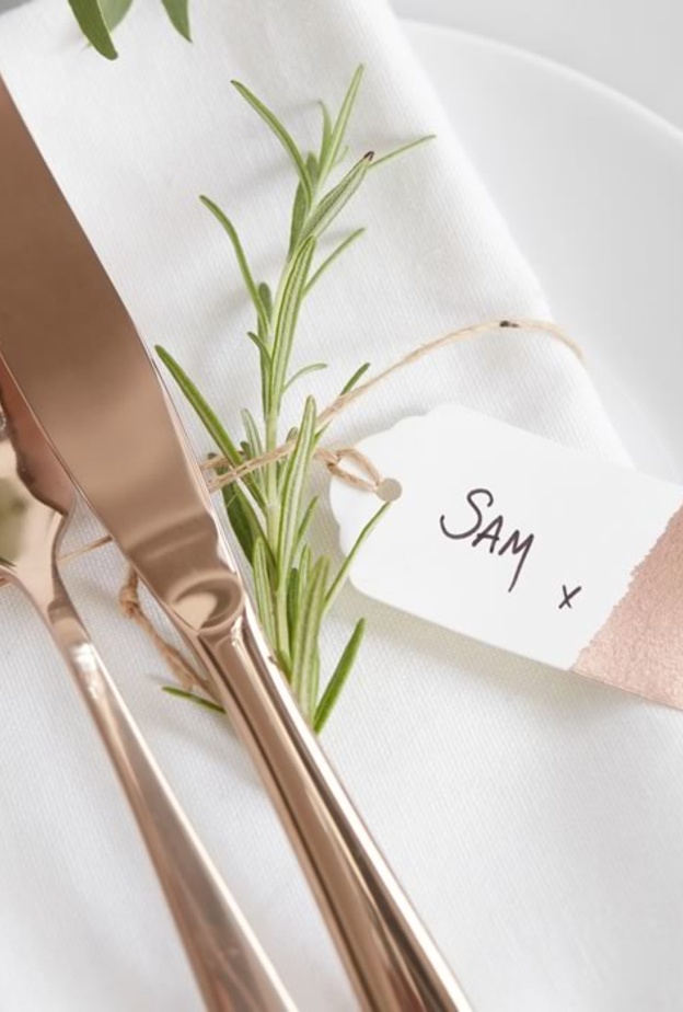 أكواب وأواني أنيقة باللون النحاسي