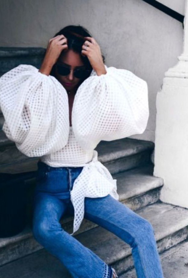 الأكمام المنفوخة آخر موضة هذا الصيف نسقيها مع الشورت لإطلالة كاجوال