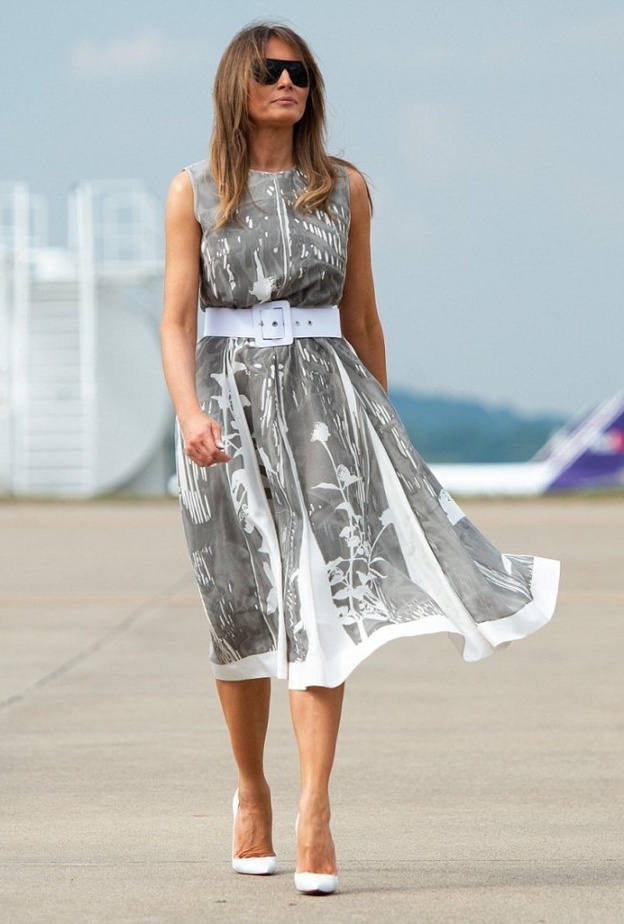 كسرت ميلانيا ترامب من رتابة اللون الرمادي باختيارها لاكسسوارات باللون الأحمر الحيوي