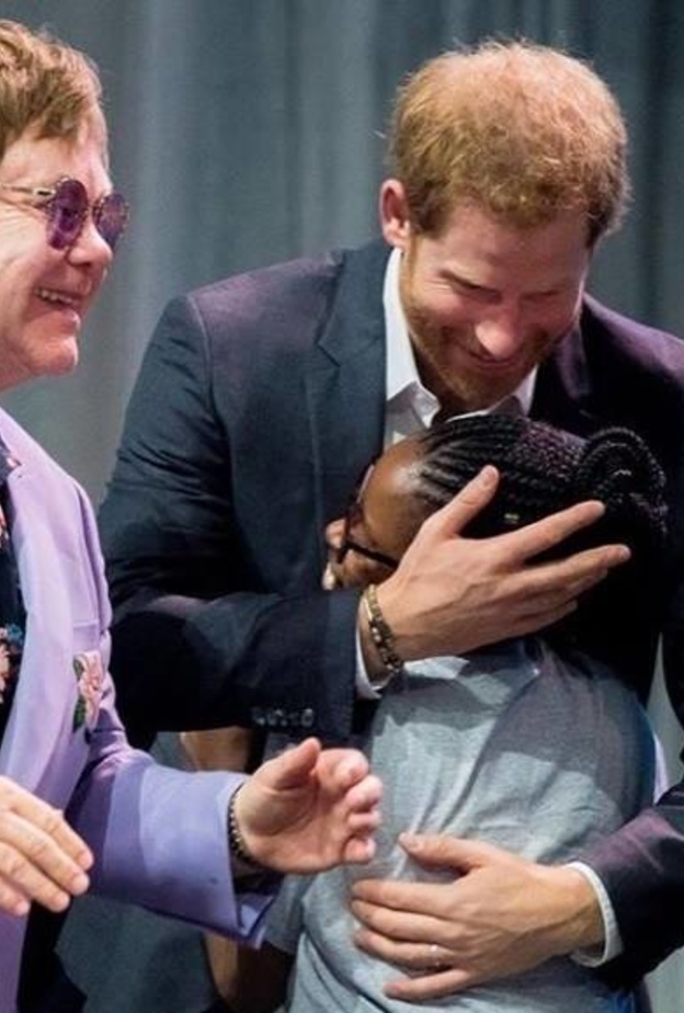 على خطى والدته الراحلة الأمير هاري يحتضن طفلة في المؤتمر الدولي لمكافحة الإيدز