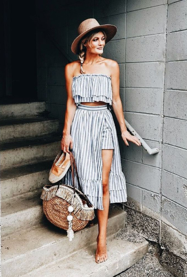 الأسلوب كاجوال صباحي اختاري التنورة المخططة باللونين الأبيض والأٍسود مع التوب الأبيض