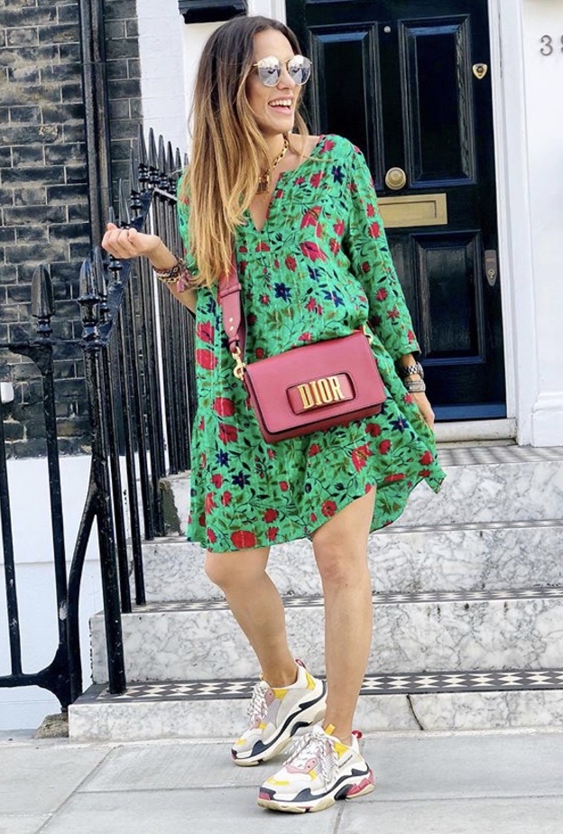 الحذاء الرياضي الضخم مع الفساتين الصيفية المشجرة