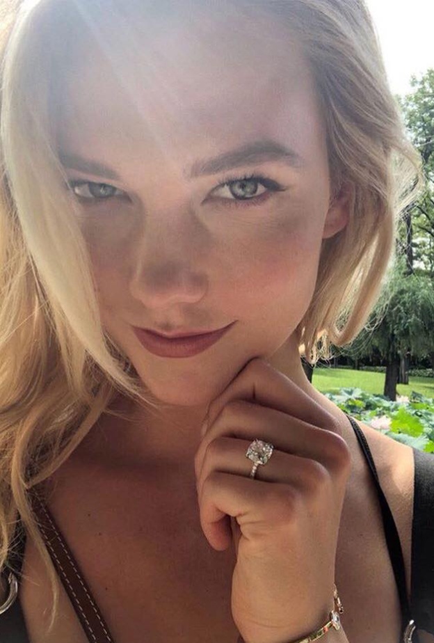 العارضة العالمية كارلي كلوس سعيدة بالكشف عن خاتم خطوبتها من جوشوا كوشنر