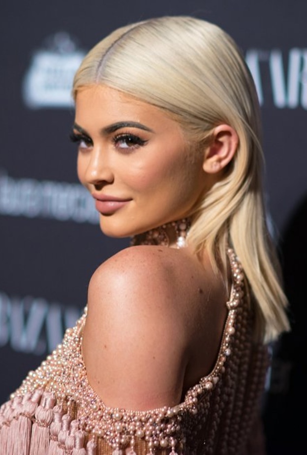  كيم كارداشيان، 113 مليون متابع، 720 ألف دولار