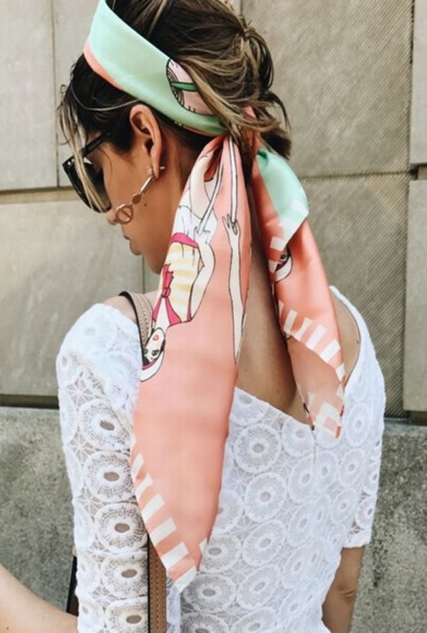 سكارف ناعم مخطّط، اعتمديه لإطلالاتك الصّيفية بطريقة ناعمة للشّعر