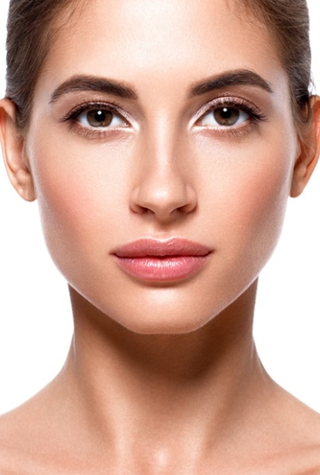 الشفاه الوردية تمنحك اطلالة انثوية لافتة