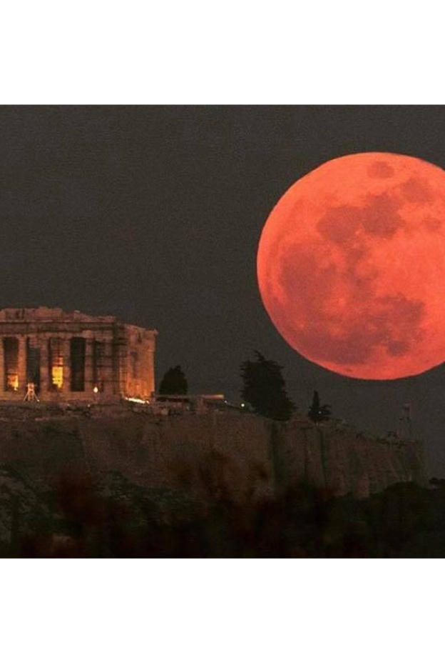 صورة مذهلة للقمر الدامي فوق أحد المواقع الأثرية في أثينا