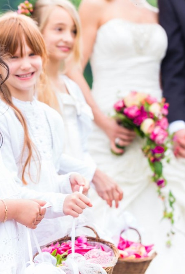 دعيهم يزينون الحفل بفقاقيع الصابون عبر اعطائهم العبوات المخصصة لذلك