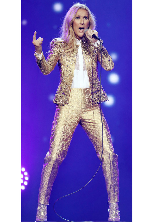 كيندال جينر Kendall Jenner بدت ساحرة باللون الأحمر مع البنطلون الضي